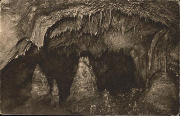 Hoehlen Caves Grottes Tropfsteinhöhle Dechenhöhle Königshalle