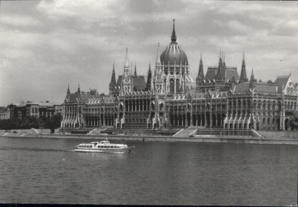 Budapest Parlament Schiff