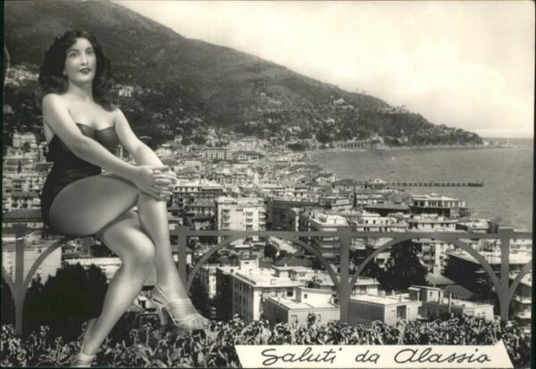 ALASSIO Savona Liguria IT Frau auf Balkon