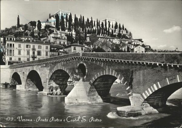 Verona Veneto Ponte Pietra e Castel S. Pietro