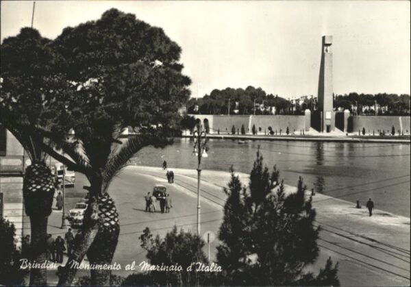 Brindisi Monument au Marin D Italie