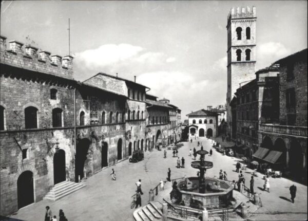 Assisi Umbria Piazza del Comune Brunnen