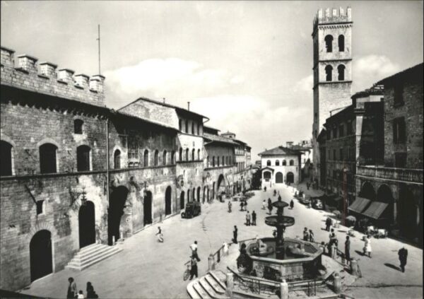 Assisi Umbria Piazza del Comune Brunnen