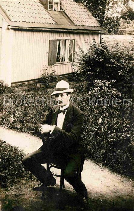 Oerebro Mann im Garten