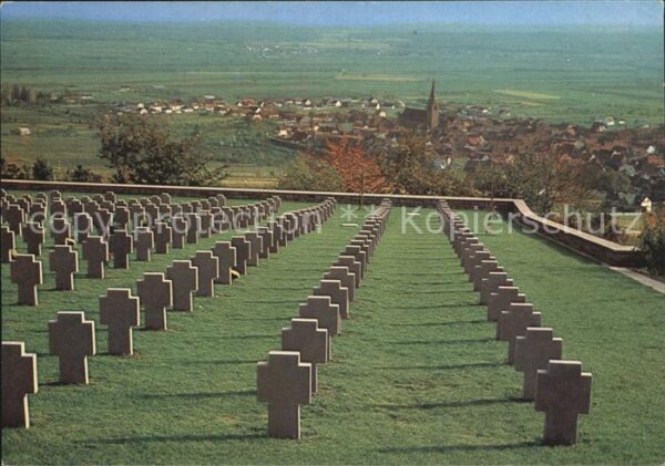 Bergheim Elsass Deutscher Soldatenfriedhof mit Blick au