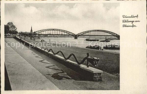 Duesseldorf Schlange Rheinufer