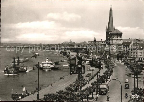 Duesseldorf Rheinpartie Rathaus-Ufer