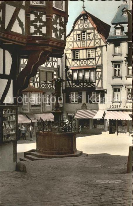 Bernkastel-Kues Marktplatz Brunnen Fachwerkhaus