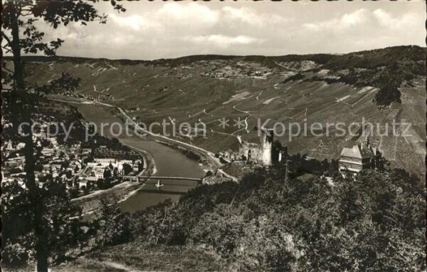Bernkastel-Kues Panorama mit Burgruine Landshut