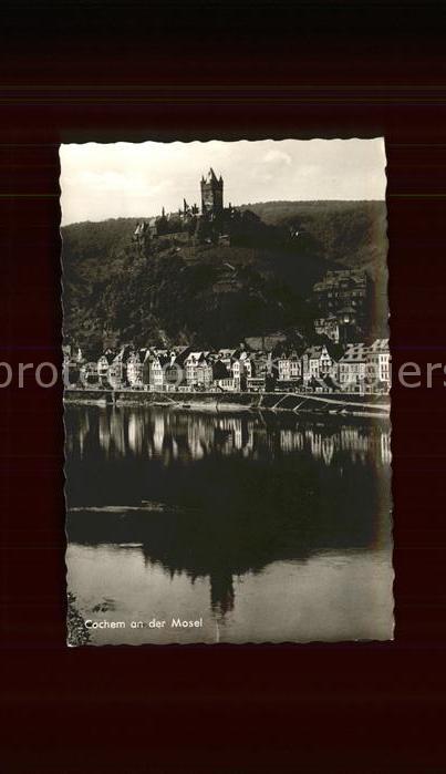 Cochem Mosel Uferpartie an der Mosel Blick zur Burg