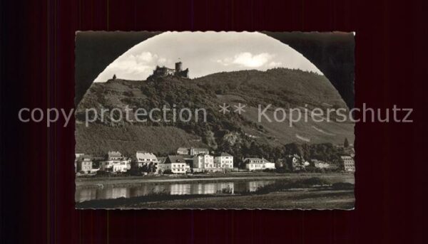 Bernkastel-Kues Uferpartie an der Mosel Burg