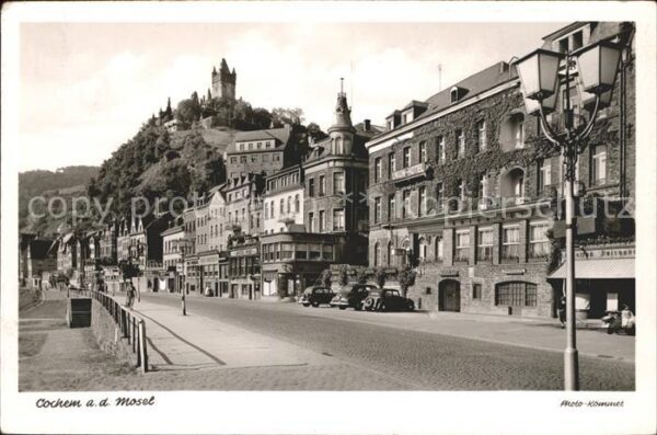 Cochem Mosel Strassenpartie mit Blick zur Burg
