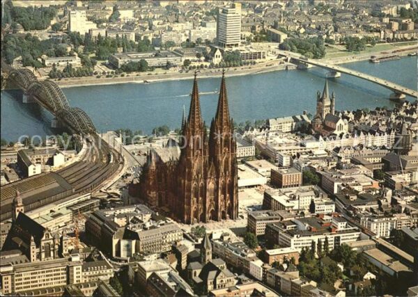 Koeln Rhein Altstadt mit Dom Hohenzollernbrücke Deu
