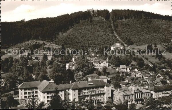 Wildbad Schwarzwald Ortsblick mit Sommerberg und Bergbahn