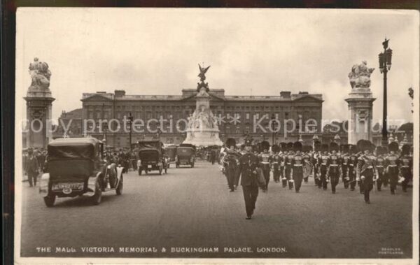 London Mall Victoria Memorial and Buckingham P