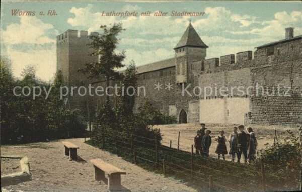 Worms Rhein Lutherpforte mit alter Stadtmauer