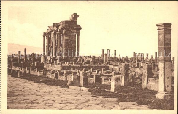 Timgad Ruines Romaines Arc de Triomphe Tragan