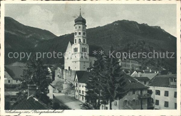 Bludenz Vorarlberg mit Kriegerdenkmal und Kirche