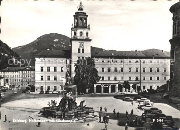 Salzburg Oesterreich Hofbrunnen mit Glockenspiel