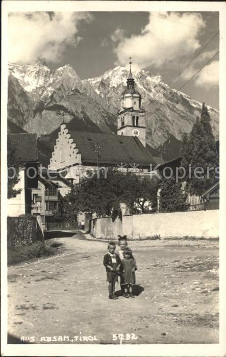 Absam Dorfpartie Kirche Kinder