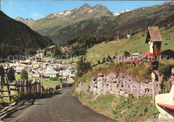 St Anton Arlberg Gesamtansicht im Sommer Wegekreuz
