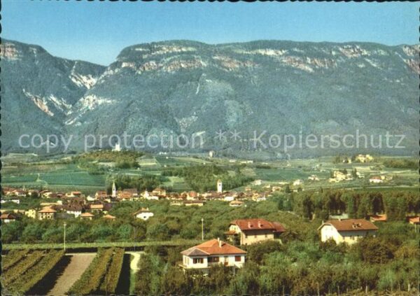 Eppan Suedtirol Weinstrasse Berge Dorf