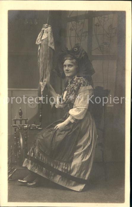 Spinnrad Trachten Frau