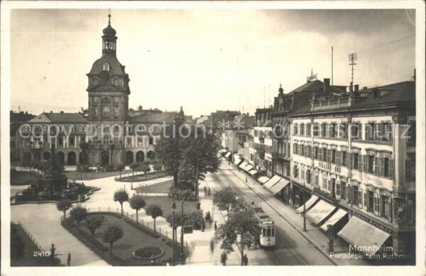 Mannheim Paradeplatz mit Rathaus