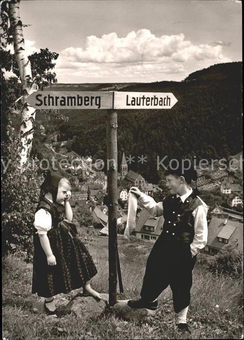 Lauterbach Schwarzwald Kinder am Wegweiser Schramberg_Lauterba