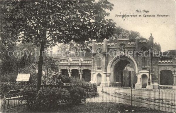 Naarden Utrechtsche poort met Comenius Monument