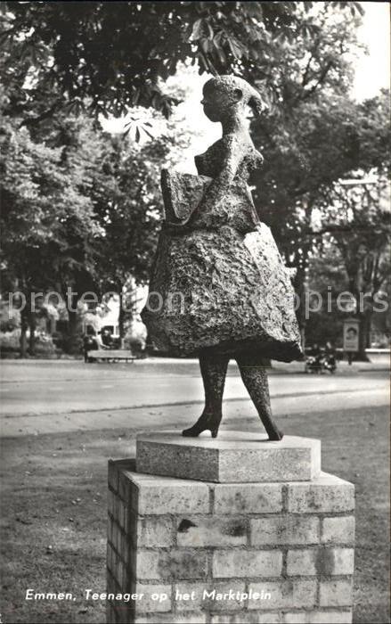 Emmen Netherlands Teenager op het Marktplein Skulptur