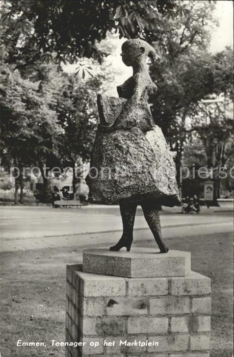 Emmen Netherlands Teenager op het Marktplein Skulptur