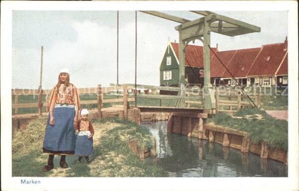 Marken Wohnhaus Zugbrücke Mutter mit Kind