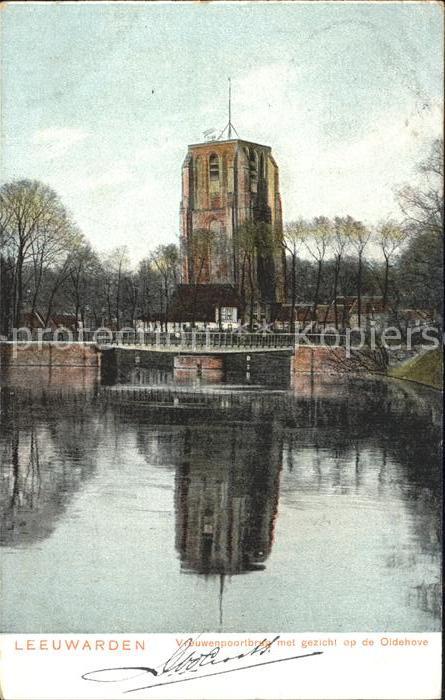 Leeuwarden Vrouwenpoortbrug met gezicht op de Olde