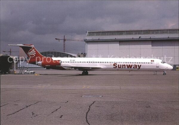 Flugzeuge Zivil Sunways McDonnell Douglas MD-83 TC-INC