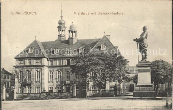 Saarbruecken Kreishaus mit Bismarckdenkmal Statue
