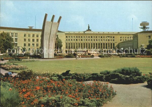 Berlin Flughafen Tempelhof Luftbrückendenkmal