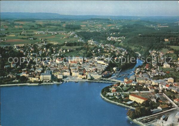 Gmunden Salzkammergut mit Traunsee Fliegeraufnahme