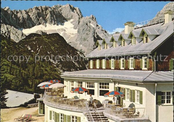 Garmisch-Partenkirchen Kreuzeckhaus Terrasse mit Zugspitze