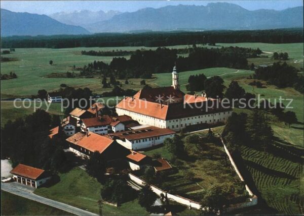 Reutberg Kloster mit Benediktenwand und Karwendelgebirge