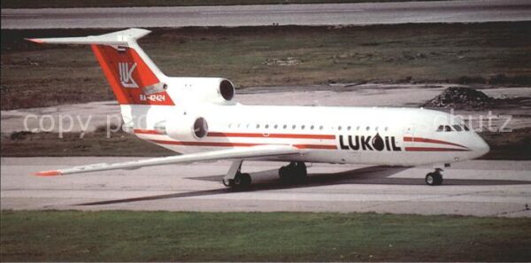 Flugzeuge Zivil Lukoil YAK 42D RA-42424