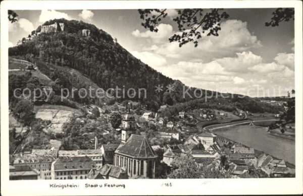 Koenigstein Saechsische Schweiz Stadtbild mit Kirche und Festung Elbe