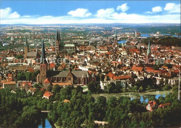 Luebeck Fliegeraufnahme Stadt der sieben Türme