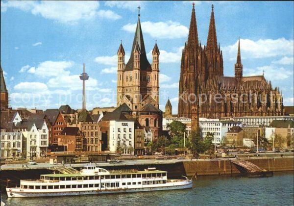 Motorschiffe Köln am Rhein Rheinufer Dom Gross-St.-M