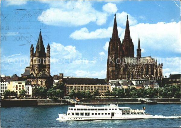 Motorschiffe Köln am Rhein Rheinufer Dom Gross-St.-M