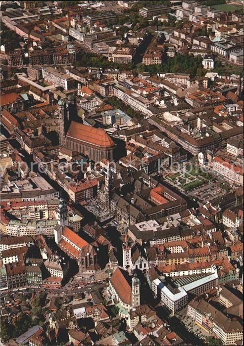 Muenchen Stadtzentrum Rathaus Marienplatz Frauen