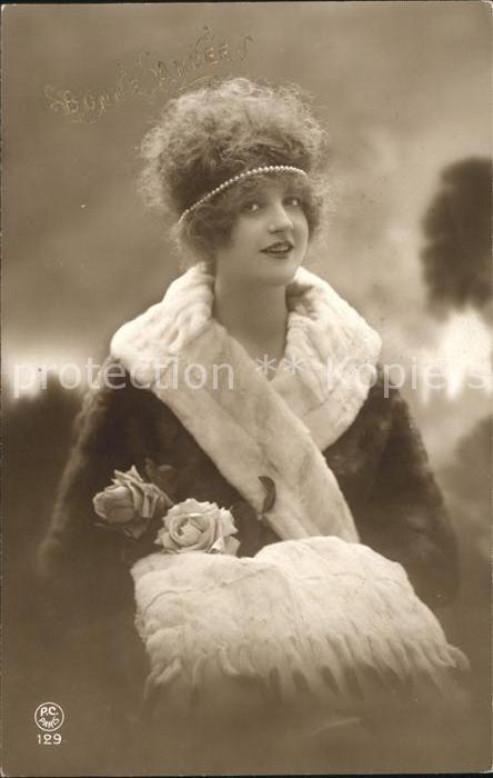 Foto PC Paris Nr. 129 Frau Rosen Kopfschmuck Muff Winterm