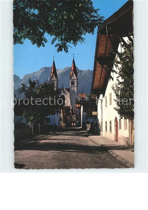 Telfs Tirol Partie an der Kirche mit Hohe Munde Mie