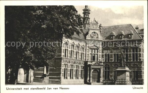 Utrecht Universiteit met standbeeld Jan van Nas