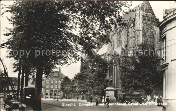Utrecht Domplein met Standbeeld Graaf Jan van N